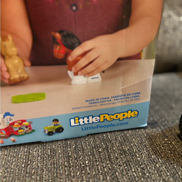 Fisher-Price Little People Farmhouse with Red Door and Green Tractor - Picture 9 of 9